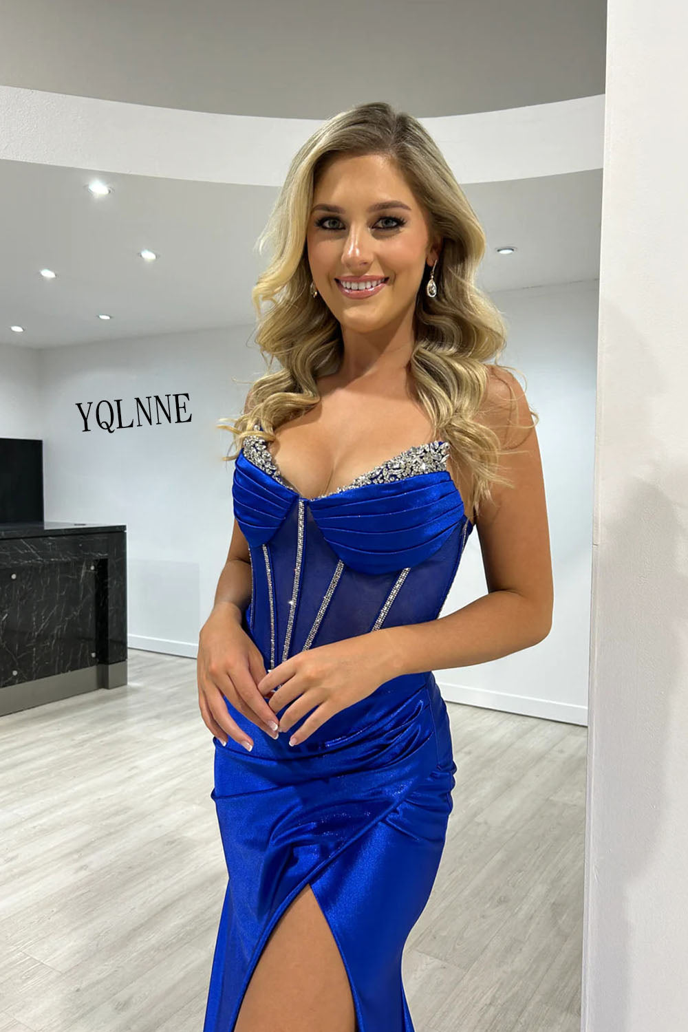 YQLNNE Royal Blue Sweetheart Crystals Satin Prom Dresses Mermaid Red Carpet Gown Fitted High Slit Beading Vestido De Gala